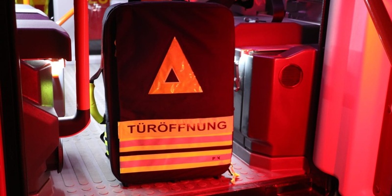 FFW Schiffdorf: Feuerwehr öffnet Tür für Rettungsdienst - Foto: presseportal.de