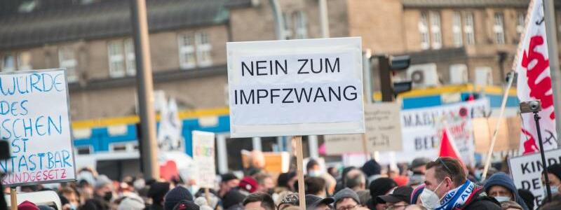 Protest in Hamburg - Foto: Daniel Bockwoldt/dpa