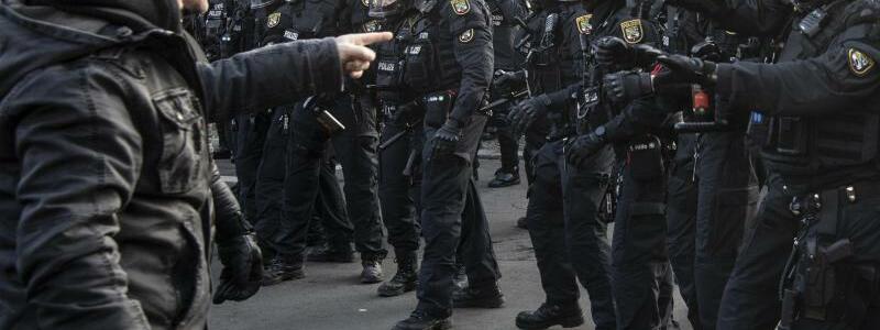 Konfrontation in Magdeburg - Foto: Paul Zinken/dpa