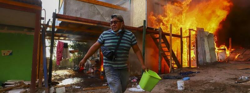 Feuer in Migrantensiedlung in Chile - Foto: Ignacio Munoz/AP/dpa