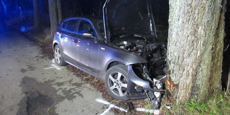 FW Dinslaken: Verkehrsunfall mit umgestürztem PKW - Foto: presseportal.de