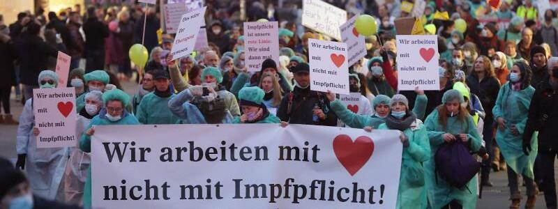 Impfpflicht-Gegner demonstrieren in D?sseldorf - Foto: David Young/dpa