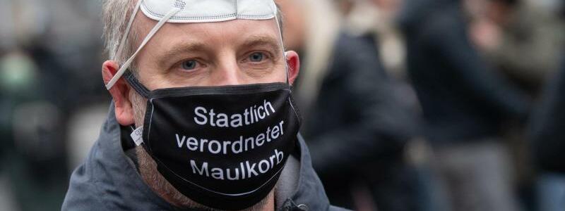 Protest in Frankfurt - Foto: Boris Roessler/dpa
