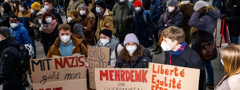 Gegenprotest in Freiburg - Foto: Philipp von Ditfurth/dpa