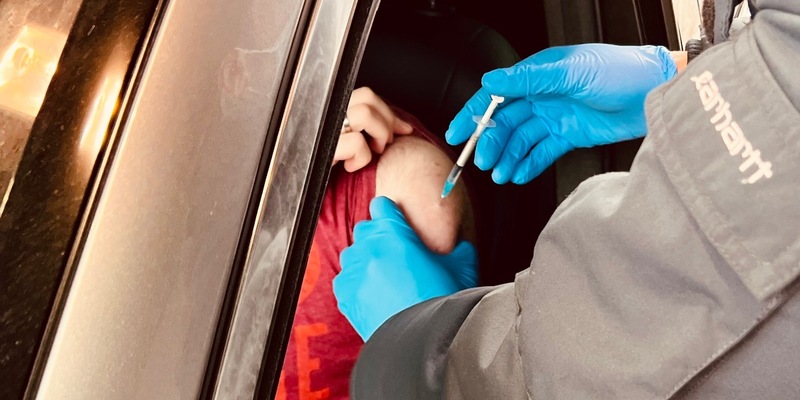 FW Dresden: PKW-Brand droht sich auszubreiten - Foto: presseportal.de