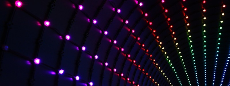  Moderne LED-Leuchten sind längst über das Stadium der bunten, dekorativen Beleuchtung hinaus. Sie haben sich zu energieeffizienten Leuchtmitteln entwickelt, die überall einsetzbar sind. - Foto: : Pixabay © dakub (CC0 Public Domain)