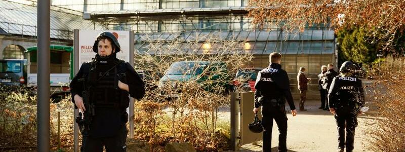 Polizei auf dem Campus - Foto: Uwe Anspach/dpa