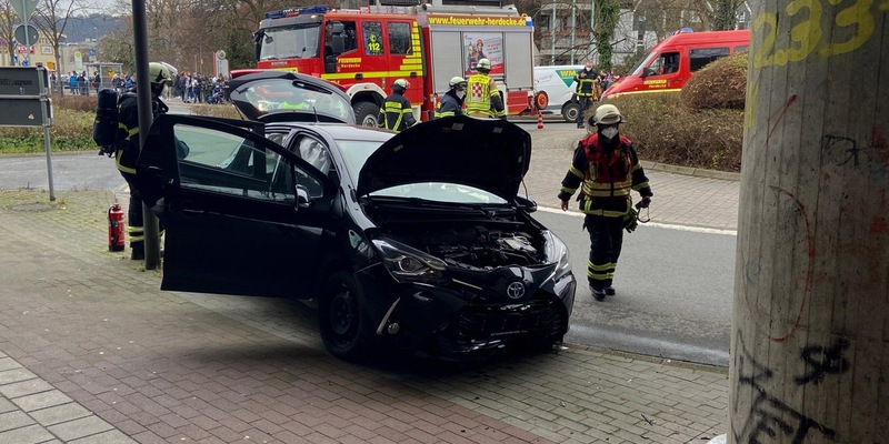 POL-HA: Auffahrunfall: BMW wird unter Baustellenfahrzeug eingeklemmt - Foto: presseportal.de
