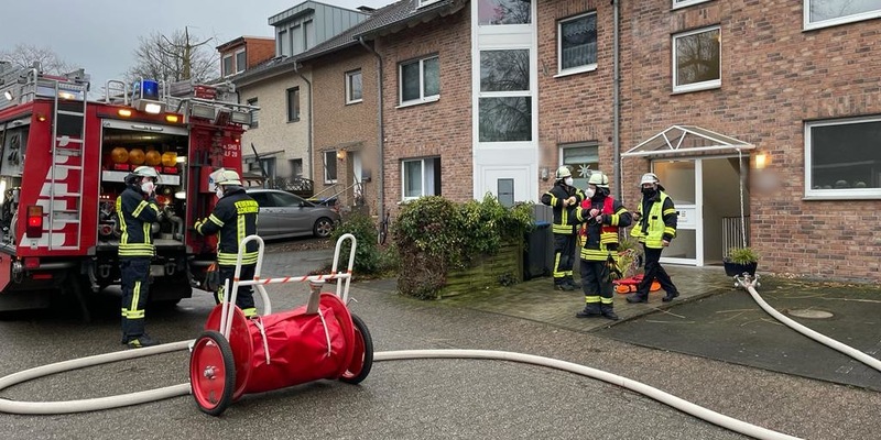 FW Alpen: umgestürzter Baum auf Gehweg - Foto: presseportal.de