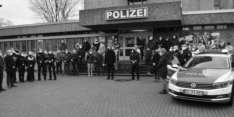 POL-NE: Schweigeminute für den im Dienst getöteten Polizeibeamten Rouven Laur - Foto: presseportal.de