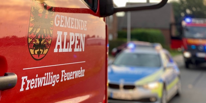 FW Alpen: Überflutete Straße - Foto: presseportal.de