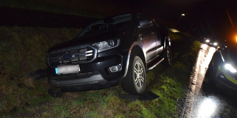 POL-HF: Verkehrsinsel übersehen- VW schleudert gegen Straßenbaum - Foto: presseportal.de