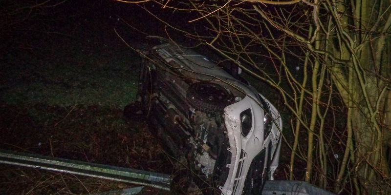 POL-BO: Auto durchbricht Zaun und gerät in Böschung, Fahrer (52) leicht verletzt - Foto: presseportal.de