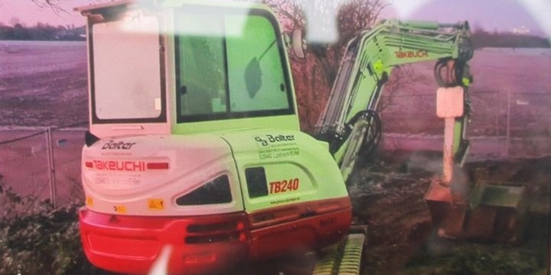 POL-UL: (GP) Göppingen - Bagger von Tieflader gerutscht / Beim Abladen kippte die tonnenschwere Arbeitsmaschine am Montag in Göppingen auf die Seite und verursachte Sachschaden. - Foto: presseportal.de