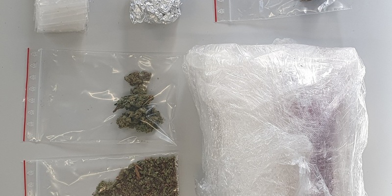 POL-HM: Verkehrskontrolle: Polizisten finden Drogen, Tabletten und Einhandmesser - Foto: presseportal.de