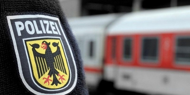 Bundespolizeidirektion München: Spontane Urlaubsreise oder organisierte Schleusung? / Achtköpfige Migrantengruppe mit mutmaßlichem Schleuser im Zug - Foto: presseportal.de