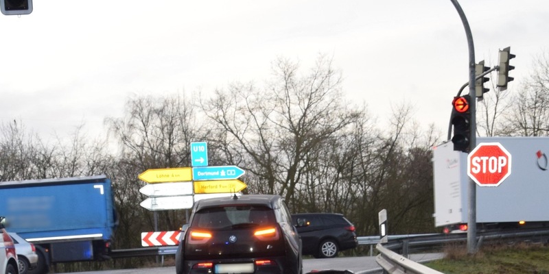 POL-HF: VW prallt gegen Baum - 20-jährige Frau aus Kirchlengern leicht verletzt - Foto: presseportal.de