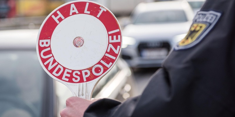 BPOL NRW: Bundespolizei stellt Fahrer ohne Führerschein, Kennzeichen seines Fahrzeuges wurden verfälscht - Mitfahrer hat 6 Fahndungsausschreibungen - Foto: presseportal.de