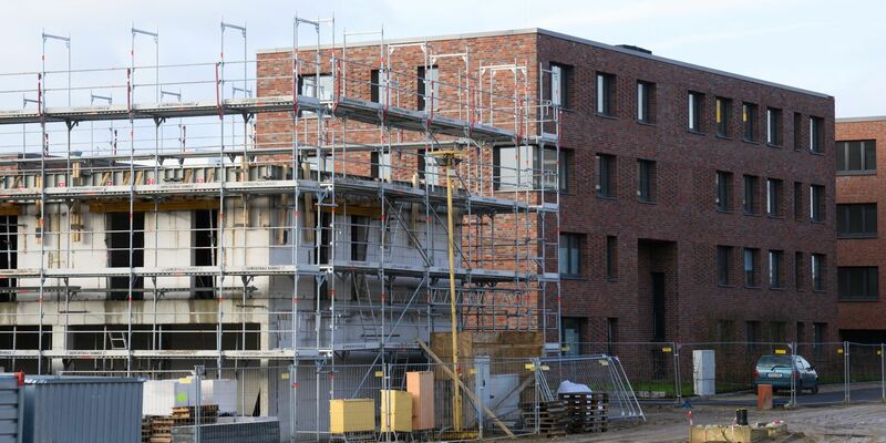 Die Zahl der fertiggestellten Wohnungen hat sich seit dem Jahr 2021 kaum verändert. - Foto: Julian Stratenschulte/dpa