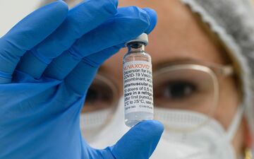 Am BGH geht es heute um die Klage einer Frau, die im März 2021 mit dem Impfstoff Vaxzevria des Herstellers Astrazeneca geimpft wurde. (Symbolbild) - Foto: Robert Michael/dpa-Zentralbild/dpa