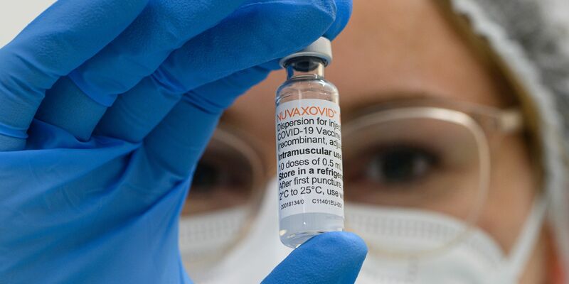 Rechts oder links? Es empfiehlt sich, den gleichen Arm zu wählen, wenn eine Impfung mehrere Impfdosen erfordert. - Foto: Robert Michael/dpa-Zentralbild/dpa