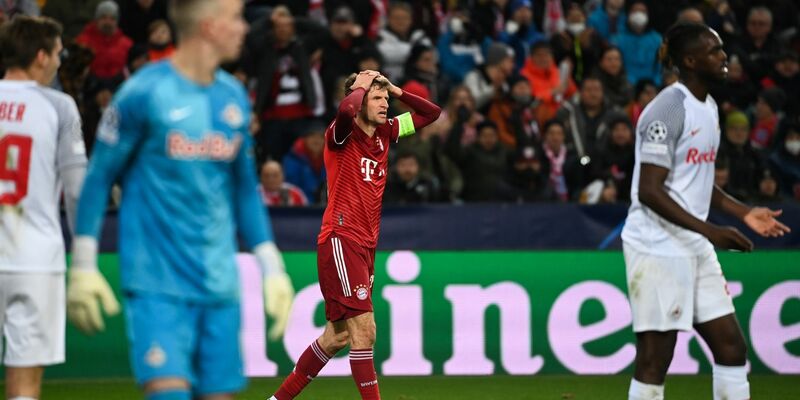 Sarah Zadrazil vom FC Bayern München sitzt nach der Niederlage enttäuscht auf dem Rasen. - Foto: Sven Hoppe/dpa