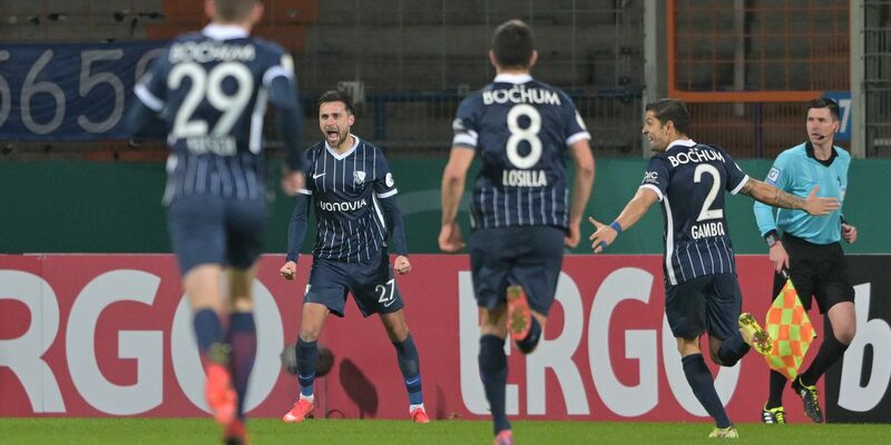 Rettete den Mainzern mit seinem späten Tor noch einen Punkt: Tom Krauß (r). - Foto: David Inderlied/dpa