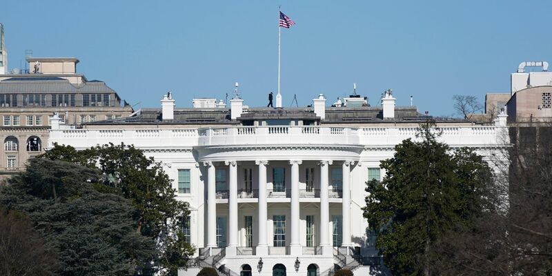 Die amerikanische Fahne weht auf dem Weißen Haus. - Foto: Patrick Semansky/AP/dpa