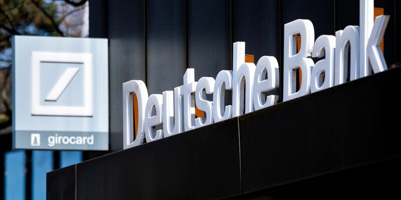 Eine Filiale der Deutschen Bank. Das Filialsterben der Banken in Deutschland geht weiter. - Foto: Hauke-Christian Dittrich/dpa