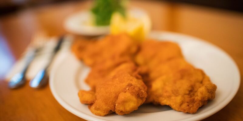 Wenn das Schnitzel auf dem Teller liegt, wissen Restaurantgäste in Deutschland nichts über die Haltungsform des Fleisches. - Foto: Christian Bruna/epa/dpa