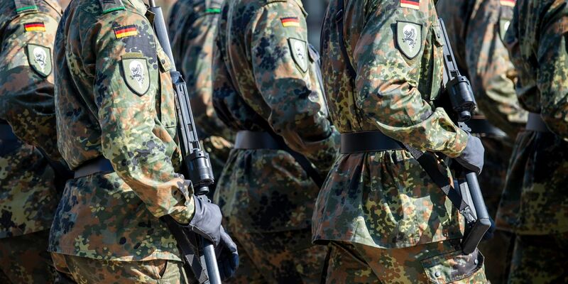 Soldaten der Bundeswehr stehen auf einem Appellplatz. - Foto: Sina Schuldt/dpa
