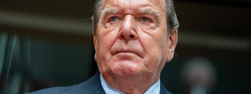 Altkanzler Gerhard Schröder steht auch wegen seiner Nähe zur russischen Öl- und Gaswirtschaft in der Kritik. - Foto: Kay Nietfeld/dpa