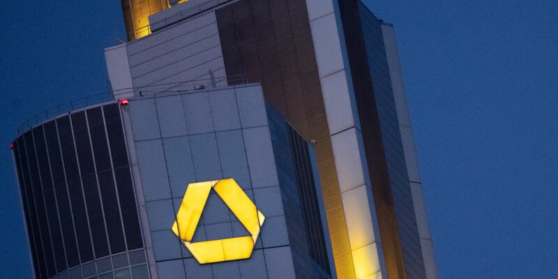 Die Commerzbank verdiente im zweiten Quartal  565 Millionen Euro. - Foto: Sebastian Christoph Gollnow/dpa