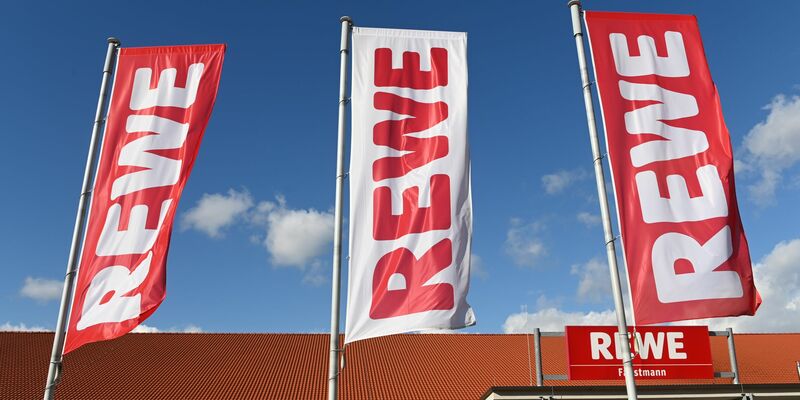 Bei Rewe sind die Gläser von «Rewe Bio» mit Mindesthaltbarkeitsdatum bis einschließlich 06.01.2025 betroffen, bei Penny die der Eigenmarke «Naturgut» mit Haltbarkeit bis einschließlich 17.04.2024. - Foto: Uwe Zucchi/dpa