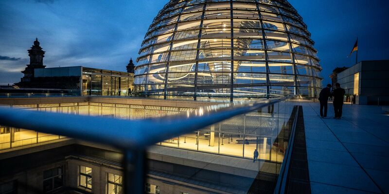 Bis zu drei Jahre Haft oder eine Geldstrafe soll es nach dem neuen Gesetzentwurf für Abgeordnete geben, die unter Ausnutzung ihrer Stellung und ihres Mandats Geschäfte machen. - Foto: Michael Kappeler/dpa