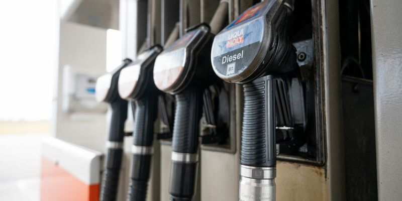 Der Bundestag hat den CO2-Preis angehoben, der auf Sprit, Gas und Heizöl anfällt. - Foto: Christophe Gateau/dpa