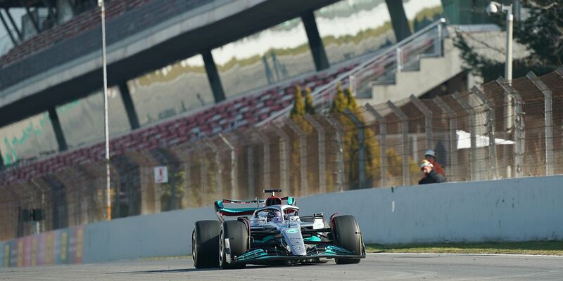 Drehte im zweiten Freien Training in Bahrain die schnellste Runde: Lewis Hamilton. - Foto: Hasan Bratic/dpa