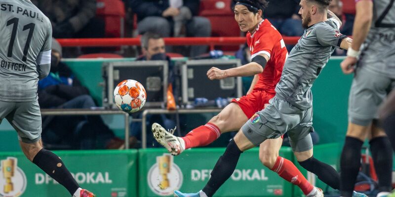 Miro Muheim (r) und der HSV trennten sich von Magdeburg 2:2. - Foto: Andreas Gora/dpa