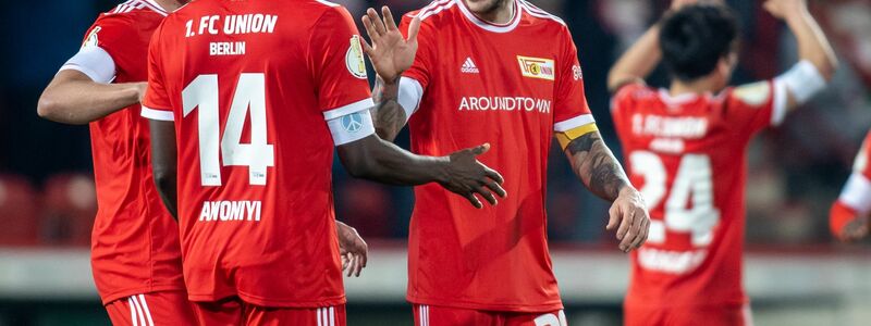 Berlins Suat Serdar (l) überwindet Torwart Lukas Hradecky von Bayer Leverkusen zum 1:1. - Foto: Andreas Gora/dpa