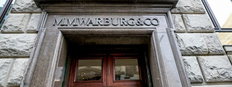 Das Bankhaus M.M.Warburg & CO in Hamburg. Dem Gesellschafter Christian Olearius werden 13 Fälle der besonders schweren Steuerhinterziehung vorgeworfen. - Foto: Axel Heimken/dpa
