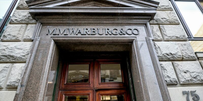 Die Eingangstür des Bankhauses M.M.Warburg & CO in Hamburg. Dem Gesellschafter Christian Olearius werden 13 Fälle der besonders schweren Steuerhinterziehung vorgeworfen. - Foto: Axel Heimken/dpa