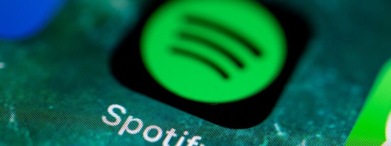 Apple und Spotify streiten darum, ob der Abschluss eines kostenpflichtigen Abos über die Spotify-App untersagt werden kann, wenn Spotify den iPhone-Hersteller nicht am Umsatz beteiligen möchte. - Foto: Fabian Sommer/dpa