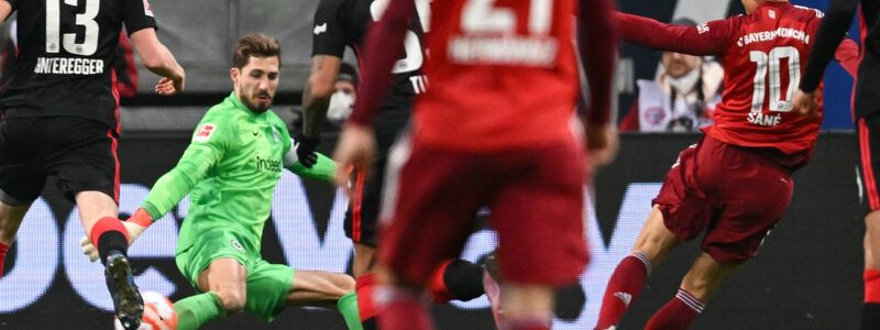 Oft einen Schritt schneller als Frankfurts Nathaniel Brown: Bayern-Star Michael Olise (l). - Foto: Arne Dedert/dpa