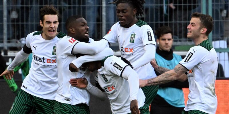 Traf nach einem sehenswerten Angriff zur Gladbacher Führung: Tomas Cvancara (l). - Foto: Federico Gambarini/dpa