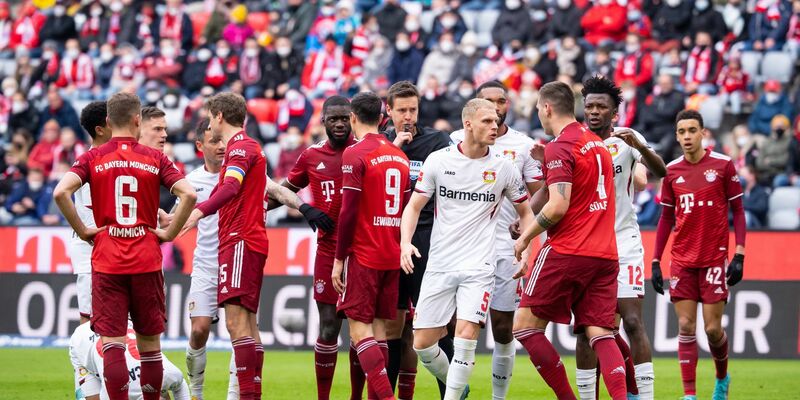 Die Spieler des FC Bayern München feiern den 4:0-Sieg gegen Bayer Leverkusen. - Foto: Sven Hoppe/dpa