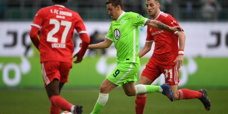 Wolfsburger Chance: Tiago Tomas scheitert an Berlins Torwart Frederik Rönnow. - Foto: Swen Pförtner/dpa