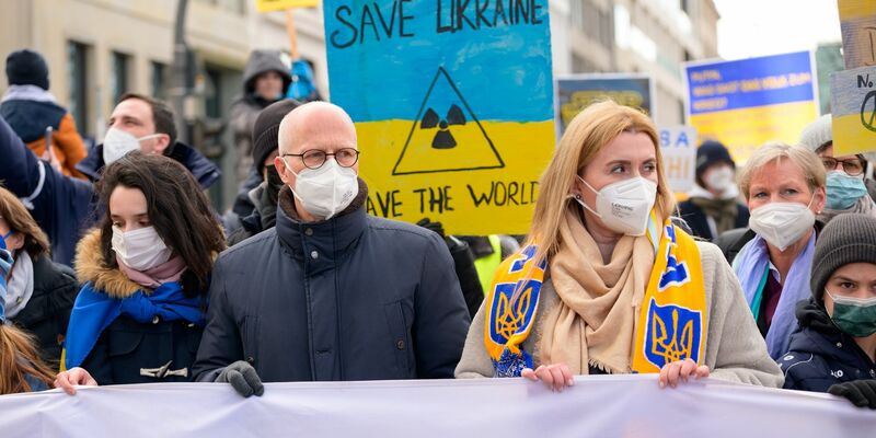 Trotz Verbots der Veranstaltung versammelte sich eine Gruppe von pro-palästinensischen Demonstrantinnen und Demonstranten am Hamburger Hauptbahnhof. Die Polizei reagierte mit Festnahmen. - Foto: Jonas Walzberg/dpa