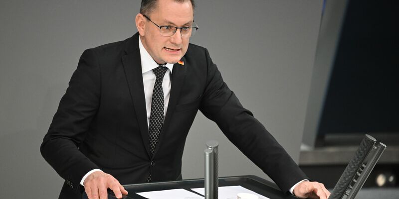 Wie geht es Tino Chrupalla, Vorsitzender der AfD-Bundestagsfraktion, aktuell? - Foto: Bernd von Jutrczenka/dpa