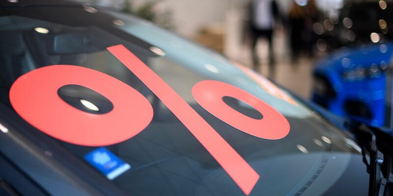 Die Rabatte im deutschen Autohandel sind zuletzt wieder etwas gesunken - auch weil sich die Nachfrage verbessert hat. (Archivbild) - Foto: Sebastian Gollnow/dpa