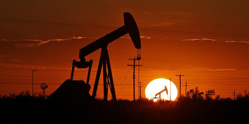 Pumpe in einem Ölfeld: Nach wie vor dominiert das knappe Angebot die Marktlage. - Foto: Jacob Ford/Odessa American/dpa